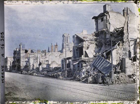 RECORD DATE NOT STATED Reims , Marne , Champagne , France , 1919 - Devastated regions, Marne, Aisne - Paul Castelnau - (February -March) (French - ï»¿Reims , Marne , Champagne , France). Transport by arms, bell tower, wheelbarrow, street scene, ruins, bombing, street , neighborhood, rubble, post-war period, Transport, daily life, First World War, Habitat , Architecture, France, Reims, rue de Vesles Copyright: xpiemagsx AKahnlpie020223-19399 !ACHTUNG AUFNAHMEDATUM GESCHÄTZT!