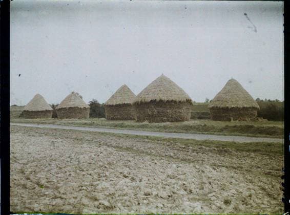 RECORD DATE NOT STATED BouffÃ mont, France , 1930 - Ile -de -France - StÃ phane Passet - (September -October) (French - ï»¿BouffÃ mont , France). Agriculture , Breeding, Hay, Road, Economic activity, Ile de France, BouffÃ mont, wheat grinding in full fields Copyright: xpiemagsx AKahnlpie020223-22482 !ACHTUNG AUFNAHMEDATUM GESCHÄTZT!