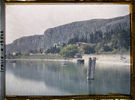 RECORD DATE NOT STATED Lac de Garde, Italy Les Bords du Lac de Garde , 1918 - Italy - Fernand Cuville - (March -August) (French - ï»¿Lac de Garde , Italie Les bords du Lac de Garde). Landscape, Mont , Mountain, Conifer, Cypress, Lac , Pond, River transport , Lacustre, Nature , Environment, transport, Italy, Lake Garda, the edges of Lake Garda Copyright: xpiemagsx AKahnlpie020223-14800 !ACHTUNG AUFNAHMEDATUM GESCHÄTZT!