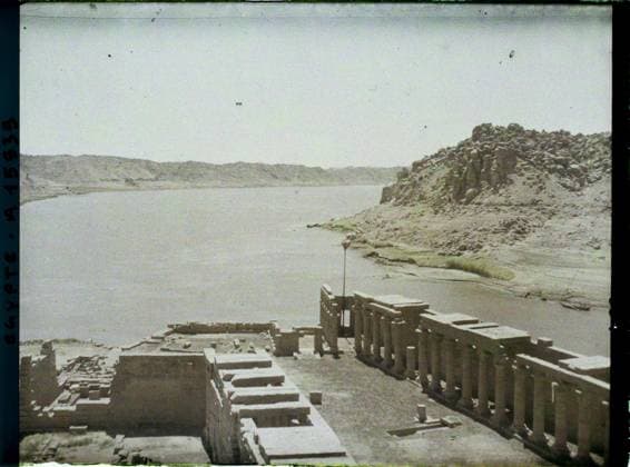 RECORD DATE NOT STATED Philae, Egypt, Africa seen on the Nile from the Grand Pylon of the Temple of Isis , 1918 - Near East, Egypt, Palestine, Cyprus - Paul Castelnau (photographic section of the armies) - (January 9 -October 6) (French - ï»¿Philae , Egypte , Afrique Vue sur le Nil depuis le grand pylÃ ne du temple d Isis). River, temple, archaeological vestige, Egyptian polytheism, religious architecture, Habitat , Architecture , Religion, Egypt, Philae, taken from the top of the great pylon on the upstream of the Nile. Copyright: xpiemagsx AKahnlpie020223-8089 !ACHTUNG AUFNAHMEDATUM GESCHÄTZT!