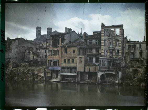 RECORD DATE NOT STATED Verdun , France , 1917 - North of France, Belgium - Paul Castelnau (photographic section of the armies) - (September 1-5) (French - ï»¿Verdun , France). River, stilts, bell tower, commercial inscription, home, balcony , loggia, ruins, front, bombardment, rubble, Registration , information, Habitat , Architecture, First World War, France, Verdun, edges Meuse Copyright: xpiemagsx AKahnlpie020223-21149 !ACHTUNG AUFNAHMEDATUM GESCHÄTZT!