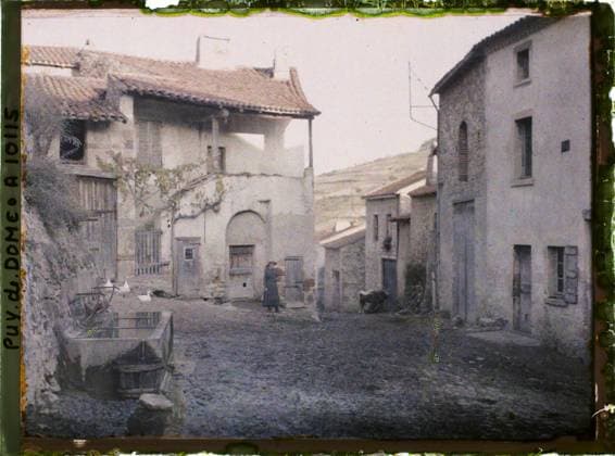 RECORD DATE NOT STATED Sauvagnat, France , 1916-1917 - Auvergne - StÃ phane Passet - (September 1916 - February 1917) (French - ï»¿Sauvagnat , France). Woman, real animal, roof, rural architecture, home, balcony , loggia, street , neighborhood, hydraulic installation, fountain, awning, Human beings, animal, habitat , architecture, France, Sauvagnat, some old houses Copyright: xpiemagsx AKahnlpie020223-9967 !ACHTUNG AUFNAHMEDATUM GESCHÄTZT!