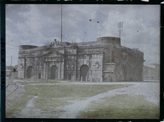 RECORD DATE NOT STATED VÃ rone, Italie Porta Nuova , 1918 - Italy - Fernand Cuville - (March -August) (French - ï»¿VÃ rone , Italie Porta Nuova). Fortified architecture, door, rebirth, carved decor, Habitat , Architecture , Art, Italy, Verona, new door Copyright: xpiemagsx AKahnlpie020223-14744 !ACHTUNG AUFNAHMEDATUM GESCHÄTZT!