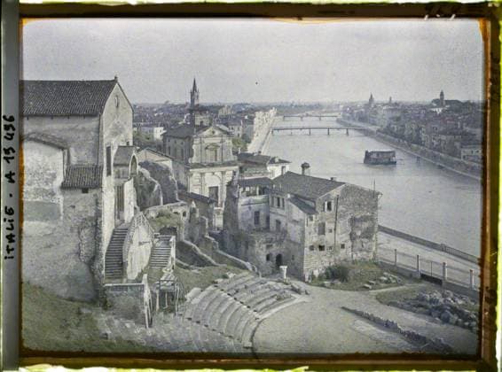 RECORD DATE NOT STATED Verona, Italy Panorama taken from the top of the Roman theater , 1918 - Italy - Fernand Cuville - (March -August) (French - ï»¿VÃ rone , Italie Panorama pris du haut du thÃ Ã¢tre romain). Church, river, Christianity, archaeological vestige, agglomeration panorama, theater, religious architecture, Religion , Habitat , Architecture , Art, Italy, Verona, panorama taken from the top of the Roman theater Copyright: xpiemagsx AKahnlpie020223-14759 !ACHTUNG AUFNAHMEDATUM GESCHÄTZT!