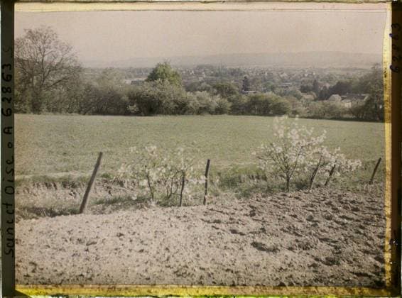 RECORD DATE NOT STATED Saint-Nom-la-Breteche, France , 1930 - Ile -de -France - StÃ phane Passet - (June 28 -July 8) (French - ï»¿Saint-Nom-la-Breteche , France). Landscape, agriculture , breeding, field, agglomeration panorama, Nature , Environment, Economic Activity, Habitat , Architecture, Seine et Oise, St name La Breteche, wild cherry, wheat field and, in the background, the village Copyright: xpiemagsx AKahnlpie020223-22205 !ACHTUNG AUFNAHMEDATUM GESCHÄTZT!