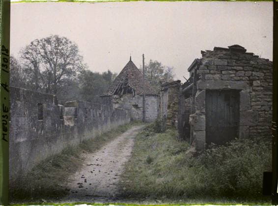 RECORD DATE NOT STATED Verdun , France , 1917 - North of France, Belgium - Paul Castelnau (photographic section of the armies) - (September 1-5) (French - ï»¿Verdun , France). Road, Tour, Ruins, Front, Bombing, Fortified Architecture, Fortifications, rubble, rampart, First World War, Habitat , Architecture, France, Verdun, former ramparts Copyright: xpiemagsx AKahnlpie020223-21139 !ACHTUNG AUFNAHMEDATUM GESCHÄTZT!