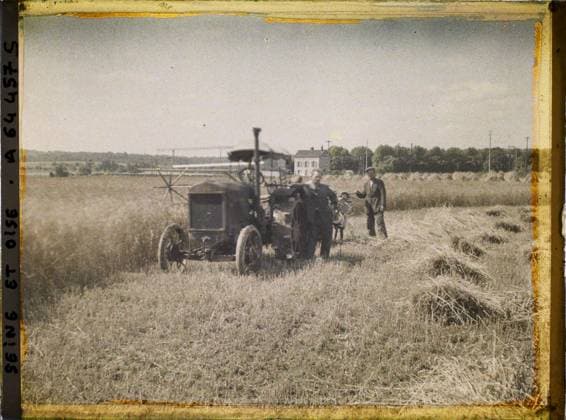 RECORD DATE NOT STATED BouffÃ mont, France , 1930 - Ile -de -France - StÃ phane Passet - (May 1, July 8) (French - ï»¿BouffÃ mont , France). Agriculture , breeding, work scene, car transport, hay, rural life, harvest, field, peasant, agricultural equipment, man, Economic activity, daily life, transport, human beings, Ile de France, Bouffemont, Automobile harvest Copyright: xpiemagsx AKahnlpie020223-22452 !ACHTUNG AUFNAHMEDATUM GESCHÄTZT!