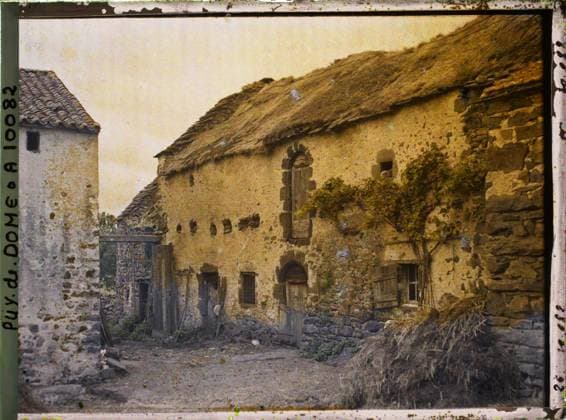 RECORD DATE NOT STATED Courgoul , France , 1916-1917 - Auvergne - StÃ phane Passet - (September 1916 - February 1917) (French - ï»¿Courgoul , France). Roof, hay, farm, rural architecture, dwelling, Habitat , Architecture, France, Courgoul, old thatched houses Copyright: xpiemagsx AKahnlpie020223-9935 !ACHTUNG AUFNAHMEDATUM GESCHÄTZT!