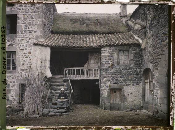 RECORD DATE NOT STATED Saurier, France , 1916-1917 - Auvergne - StÃ phane Passet - (September 1916 - February 1917) (French - ï»¿Saurier , France). Woman, costume, roof, staircase, rural architecture, home, balcony , loggia, courtyard, Human beings, clothing, housing , architecture, France, Saurier, old houses Copyright: xpiemagsx AKahnlpie020223-9493 !ACHTUNG AUFNAHMEDATUM GESCHÄTZT!