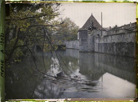 RECORD DATE NOT STATED Verdun , France , 1917 - North of France, Belgium - Paul Castelnau (photographic section of the armies) - (September 1-5) (French - ï»¿Verdun , France). River, tower, civil engineering, hydrography, ruins, front, bombing, fortified architecture, fortifications, rubble, rampart, bridge, Habitat , architecture, nature , environment, First World War, France, Verdun, former ramparts Copyright: xpiemagsx AKahnlpie020223-21143 !ACHTUNG AUFNAHMEDATUM GESCHÄTZT!
