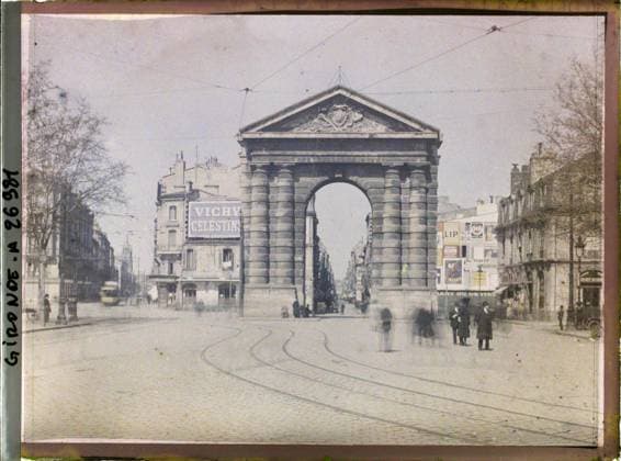RECORD DATE NOT STATED Bordeaux, France Porte d Aquitaine, on the current Place des Victoires , 1920-1921 - Charente, Gironde, Basse -PyrÃ nÃ es, Hautes PyrÃ nÃ es - Fernand Cuville (French - ï»¿Bordeaux , France Porte d Aquitaine , sur l actuelle place des Victoires). Advertising, public civil architecture, street scene, tram, street , neighborhood, door, place, renaissance, pediment, rail transport, Economic activity, Habitat , Architecture, Daily Life, Art, Transport, France, Bordeaux, Place and Porte d Aquitaine Copyright: xpiemagsx AKahnlpie020223-21888 !ACHTUNG AUFNAHMEDATUM GESCHÄTZT!