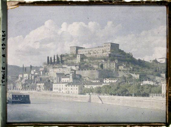 RECORD DATE NOT STATED Verona, Italy ChÃ¢teau Saint Pierre or Castel San Pietro , 1918 - Italy - Fernand Cuville - (March -August) (French - ï»¿VÃ rone , Italie ChÃ¢teau Saint Pierre ou Castel San Pietro). River, barracks, fortified architecture, agglomeration panorama, palace , castle, Habitat , Architecture, Italy, Verona, ChÃ¢teau St Pierre Copyright: xpiemagsx AKahnlpie020223-14686 !ACHTUNG AUFNAHMEDATUM GESCHÄTZT!