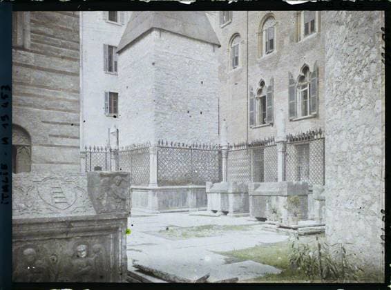 RECORD DATE NOT STATED Verona, Italy Tomme des Scaligeri , 1918 - Italy - Fernand Cuville - (March -August) (French - ï»¿VÃ rone , Italie Tombeau des Scaligeri). Tomb, funeral architecture, courtyard, carved decor, Habitat , Architecture, Italy, Verona, tomb of the camouflaged scaliger Copyright: xpiemagsx AKahnlpie020223-14719 !ACHTUNG AUFNAHMEDATUM GESCHÄTZT!