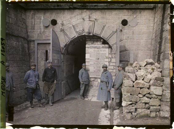 RECORD DATE NOT STATED Verdun , France , 1917 - North of France, Belgium - Paul Castelnau (photographic section of the armies) - (September 1-5) (French - ï»¿Verdun , France). Military uniform, group portrait, architectural inscription, front, fortified architecture, door, hairy, man, Clothing, human beings, inscription , information, First World War, Habitat , Architecture, France, Verdun, entrance to the citadel Copyright: xpiemagsx AKahnlpie020223-21179 !ACHTUNG AUFNAHMEDATUM GESCHÄTZT!