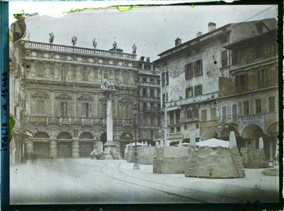 RECORD DATE NOT STATED Verona, Italy Palais Maffei and Place delle Erbe , 1918 - Italy - Fernand Cuville - (March -August) (French - ï»¿VÃ rone , Italie Palais Maffei et place delle Erbe). Boutique , store, commercial registration, painted decor, column, place, palace , castle, Economic activity, registration , information, housing , architecture, Italy, Verona, Maffei Palace and Place Erbe Copyright: xpiemagsx AKahnlpie020223-14710 !ACHTUNG AUFNAHMEDATUM GESCHÄTZT!