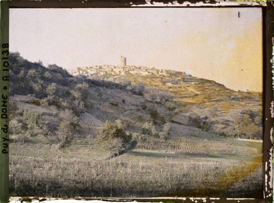 RECORD DATE NOT STATED Montpeyroux, France , 1916-1917 - Auvergne - StÃ phane Passet - (September 1916 - February 1917) (French - ï»¿Montpeyroux , France). Landscape, mont , mountain, tower, field, agglomeration panorama, vineyard, Nature , Environment, Habitat , Architecture, France, Montfeyroux, general view Copyright: xpiemagsx AKahnlpie020223-9387 !ACHTUNG AUFNAHMEDATUM GESCHÄTZT!