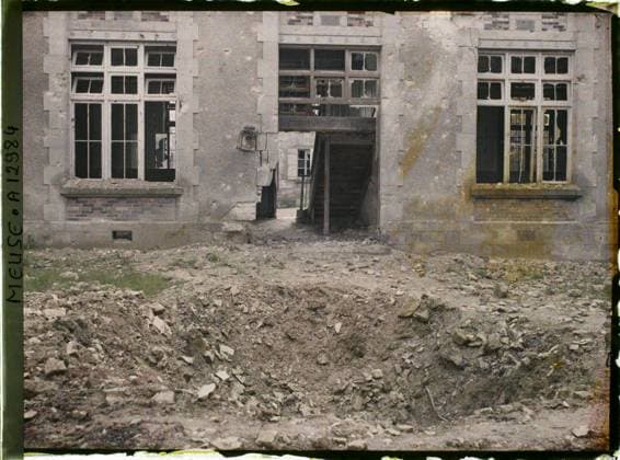 RECORD DATE NOT STATED Verdun , France , 1917 - North of France, Belgium - Paul Castelnau (photographic section of the armies) - (September 1-5) (French - ï»¿Verdun , France). School establishment, ruins, front, bombardment, courtyard, rubble, Teaching, First World War, Verdun, 380 shell hole (School of rue de la Belle Virgin) Copyright: xpiemagsx AKahnlpie020223-21104 !ACHTUNG AUFNAHMEDATUM GESCHÄTZT!
