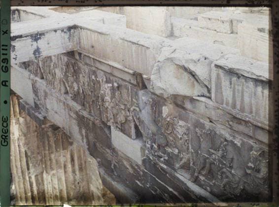 RECORD DATE NOT STATED Athens, Greece on the Acropolis, the Parthenon. View taken from the summit of the parthenon on the western frieze of the CELLA (rider escorting the procession of the great panthenes) , 1913 - Balkans, Italy - Jean Brunhes and Auguste LÃ on - (September - October 23) (French - ï»¿Athenes , Grece Sur l Acropole , le ParthÃ non. Vue prise du sommet du ParthÃ non sur la frise ouest de la Cella ( cavalier escortant la Procession des Grandes PanthÃ nÃ es )). Temple, archaeological vestige, sculpture, bas-relief, Greco-Roman polytheism, Antiquity, frieze, religious architecture, Habitat , Architecture , Art , Religion Copyright: xpiemagsx AKahnlpie020223-4364 !ACHTUNG AUFNAHMEDATUM GESCHÄTZT!