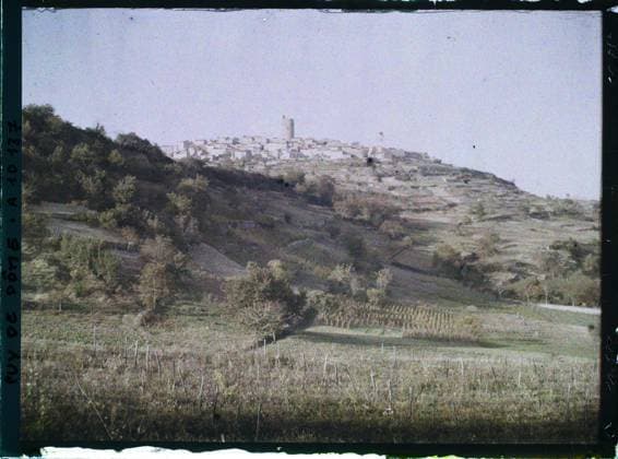 RECORD DATE NOT STATED Montpeyroux, France , 1916-1917 - Auvergne - StÃ phane Passet - (September 1916 - February 1917) (French - ï»¿Montpeyroux , France). Landscape, mont , mountain, tower, field, agglomeration panorama, vineyard, Nature , Environment, Habitat , Architecture, France, Montfeyroux, general view Copyright: xpiemagsx AKahnlpie020223-9385 !ACHTUNG AUFNAHMEDATUM GESCHÄTZT!