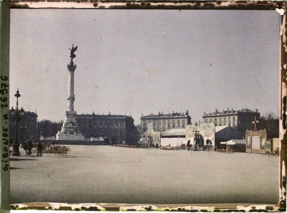 RECORD DATE NOT STATED Bordeaux, France Monument in Girondins, place des Quinconces; In the second plan of fun fair barracks , 1920-1921 - Charente, Gironde, Basse -PyrÃ nÃ es, Hautes PyrÃ nÃ es - Fernand Cuville (French - ï»¿Bordeaux , France Monument aux Girondins , place des Quinconces ; au deuxieme plan des baraques de fÃªte foraine). Statue, popular festival, street animation, market , fair, column, street , neighborhood, place, ephemeral installation, Celebration, entertainment, economic activity, housing , architecture, France, Bordeaux, Place des Quinconces Copyright: xpiemagsx AKahnlpie020223-21883 !ACHTUNG AUFNAHMEDATUM GESCHÄTZT!