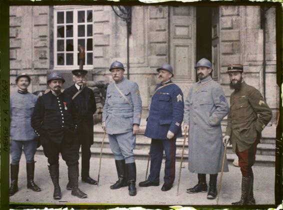RECORD DATE NOT STATED Verdun , France , 1917 - North of France, Belgium - Paul Castelnau (photographic section of the armies) - (September 1-5) (French - ï»¿Verdun , France). Political figure, military personality, military uniform, town hall , town hall, group portrait, accessory, administration, front, court, decoration, man, Personality, clothing, human beings, society, First World War, France, Verdun, group in the courtyard of the town hall Copyright: xpiemagsx AKahnlpie020223-21189 !ACHTUNG AUFNAHMEDATUM GESCHÄTZT!