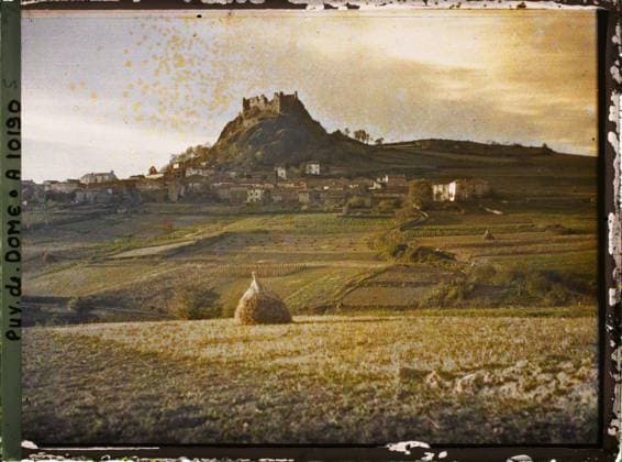 RECORD DATE NOT STATED Buron, France , 1916-1917 - Auvergne - StÃ phane Passet - (September 1916 - February 1917) (French - ï»¿Buron , France). Landscape, Mont , Mountain, archaeological vestige, hay, sunset, field, fortified architecture, fortress, agglomeration panorama, Nature , Environment, Habitat , Architecture, France, Buron, view of the village and the old castle Copyright: xpiemagsx AKahnlpie020223-9437 !ACHTUNG AUFNAHMEDATUM GESCHÄTZT!