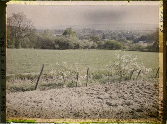 RECORD DATE NOT STATED Saint-Nom-la-Breteche, France , 1930 - Ile -de -France - StÃ phane Passet - (June 28 -July 8) (French - ï»¿Saint-Nom-la-Breteche , France). Landscape, agriculture , breeding, field, agglomeration panorama, Nature , Environment, Economic Activity, Habitat , Architecture, Seine et Oise, St name La Breteche, wild cherry, wheat field and, in the background, the village Copyright: xpiemagsx AKahnlpie020223-22204 !ACHTUNG AUFNAHMEDATUM GESCHÄTZT!