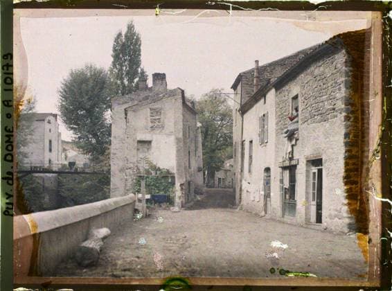 RECORD DATE NOT STATED Saint-Floret, France , 1916-1917 - Auvergne - StÃ phane Passet - (September 1916 - February 1917) (French - ï»¿Saint-Floret , France). Shop , store, rural architecture, home, domestic object, street , neighborhood, window , display, bridge, Economic activity, Habitat , Architecture, Daily Life, France, St Floret, the entrance to St Floret Copyright: xpiemagsx AKahnlpie020223-9426 !ACHTUNG AUFNAHMEDATUM GESCHÄTZT!