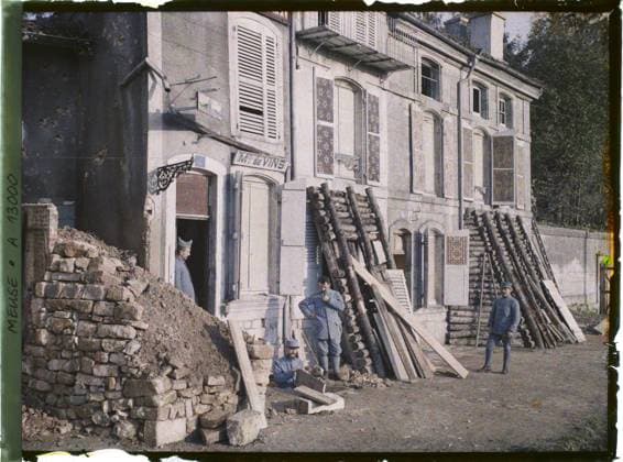 RECORD DATE NOT STATED Verdun , France , 1917 - North of France, Belgium - Paul Castelnau (photographic section of the armies) - (September 1-5) (French - ï»¿Verdun , France). Echafaudage , Shape, shop , store, military uniform, commercial registration, housing, ruins, front, bombing, hairy, rubble, man, Economic activity, clothing, registration , information, Habitat , Architecture, First World War, Human Starries, France, Verdun, place de la Citadelle, houses organized Copyright: xpiemagsx AKahnlpie020223-21122 !ACHTUNG AUFNAHMEDATUM GESCHÄTZT!