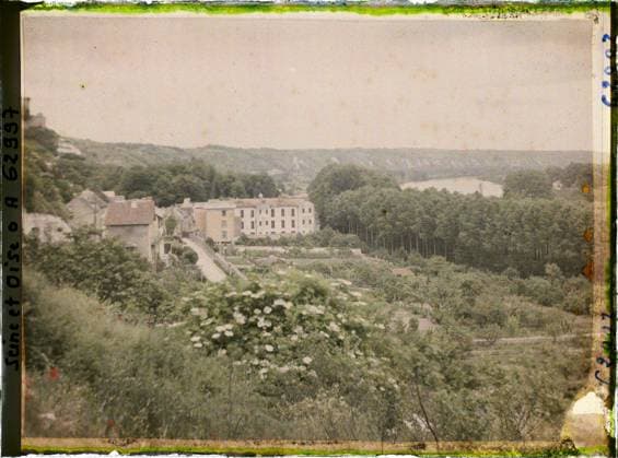 RECORD DATE NOT STATED La Roche-Guyon, France , 1930 - Ile -de -France - StÃ phane Passet - (May 1, July 8) (French - ï»¿La Roche-Guyon , France). Landscape, agriculture , breeding, river, valley, hydrography, agglomeration panorama, vegetable patch, Nature , Environment, Economic Activity, Habitat , Architecture, Ile de France, La Roche-Guyon, Panorama S, Le Village Copyright: xpiemagsx AKahnlpie020223-22290 !ACHTUNG AUFNAHMEDATUM GESCHÄTZT!