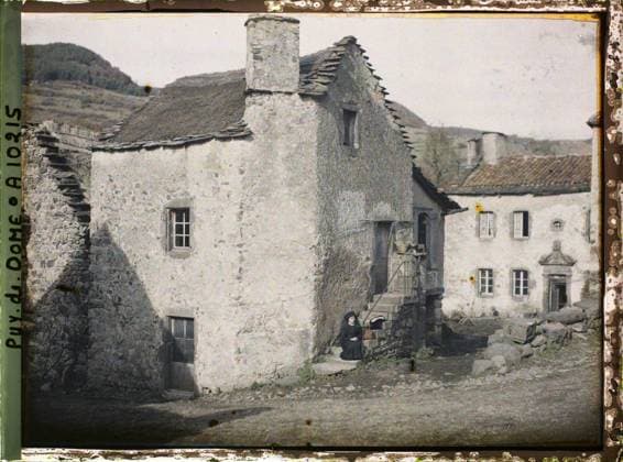 RECORD DATE NOT STATED Saint-Anastaise , France , 1916-1917 - Auvergne - StÃ phane Passet - (September 1916 - February 1917) (French - ï»¿Saint-Anastaise , France). Woman, roof, staircase, rural architecture, home, fireplace, Human beings, Habitat , Architecture, France, types of houses in Ste Anastasia at 1200m altitude, built to withstand the West Winds Copyright: xpiemagsx AKahnlpie020223-9462 !ACHTUNG AUFNAHMEDATUM GESCHÄTZT!