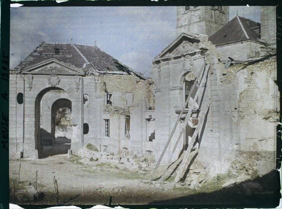 RECORD DATE NOT STATED Verdun , France , 1917 - North of France, Belgium - Paul Castelnau (photographic section of the armies) - (September 1-5) (French - ï»¿Verdun , France). Christianity, Administration, Ruins, Front, Bombing, Door, Arc , Arcade , Arceau, Renaissance, Fronton, Sculpted decor, rubble, Religion, society, First World War, Art, France, Verdun, bishopric Copyright: xpiemagsx AKahnlpie020223-21158 !ACHTUNG AUFNAHMEDATUM GESCHÄTZT!