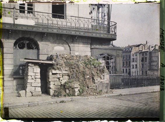 RECORD DATE NOT STATED Verdun , France , 1917 - North of France, Belgium - Paul Castelnau (photographic section of the armies) - (September 1-5) (French - ï»¿Verdun , France). River, balcony , loggia, ruins, front, bombing, anti-bombardment protection, balustrade, bridge, First World War, France, Verdun, bombing shelter rue Beaurepaire Copyright: xpiemagsx AKahnlpie020223-21134 !ACHTUNG AUFNAHMEDATUM GESCHÄTZT!
