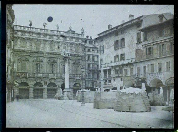 RECORD DATE NOT STATED Verona, Italy Palais Maffei and Place delle Erbe , 1918 - Italy - Fernand Cuville - (March -August) (French - ï»¿VÃ rone , Italie Palais Maffei et place delle Erbe). Boutique , store, commercial registration, painted decor, column, place, palace , castle, Economic activity, registration , information, housing , architecture, Italy, Verona, Maffei Palace and Place Erbe Copyright: xpiemagsx AKahnlpie020223-14712 !ACHTUNG AUFNAHMEDATUM GESCHÄTZT!