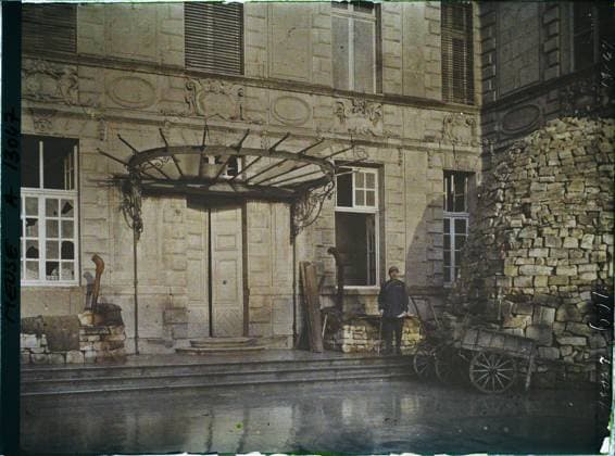 RECORD DATE NOT STATED Verdun , France , 1917 - North of France, Belgium - Paul Castelnau (photographic section of the armies) - (September 1-5) (French - ï»¿Verdun , France). Military personality, military uniform, town hall , town hall, public civil architecture, cart, work clothing, firefighter, administration, ruins, front, awning, door, ironwork, court, rubble, man, Personality, clothing, Housing , Architecture, Society, First World War, Art, Humans, France, Verdun, courtyard of the town hall, cap. firefighters Copyright: xpiemagsx AKahnlpie020223-21168 !ACHTUNG AUFNAHMEDATUM GESCHÄTZT!