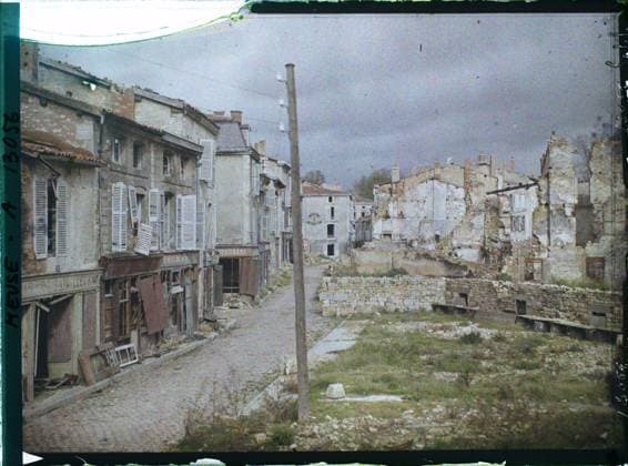 RECORD DATE NOT STATED Verdun , France , 1917 - North of France, Belgium - Paul Castelnau (photographic section of the armies) - (September 1-5) (French - ï»¿Verdun , France). Shop , store, electrical installation, commercial registration, ruins, front, bombing, street , neighborhood, rubble, Economic activity, registration , information, First World War, Habitat , Architecture, France, Verdun, rue Rouyers, defenses Copyright: xpiemagsx AKahnlpie020223-21176 !ACHTUNG AUFNAHMEDATUM GESCHÄTZT!