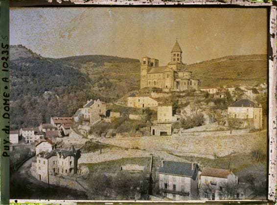 RECORD DATE NOT STATED Saint-Nectaire, France , 1916-1917 - Auvergne - StÃ phane Passet - (September 1916 - February 1917) (French - ï»¿Saint-Nectaire , France). Church, Mont , Mountain, Bell tower, Middle Ages, agglomeration panorama, religious architecture, Art , Habitat , Architecture, France, St Nectaire, the village and the Church Copyright: xpiemagsx AKahnlpie020223-9482 !ACHTUNG AUFNAHMEDATUM GESCHÄTZT!