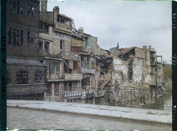 RECORD DATE NOT STATED Verdun , France , 1917 - North of France, Belgium - Paul Castelnau (photographic section of the armies) - (September 1-5) (French - ï»¿Verdun , France). Boutique , store, river, civil engineering, commercial registration, housing, balcony , loggia, ruins, front, bombardment, bridge, Economic activity, housing , architecture, registration , information, First World War, France, Verdun, edges Meuse Copyright: xpiemagsx AKahnlpie020223-21174 !ACHTUNG AUFNAHMEDATUM GESCHÄTZT!