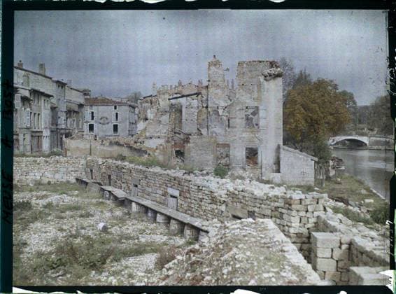 RECORD DATE NOT STATED Verdun , France , 1917 - North of France, Belgium - Paul Castelnau (photographic section of the armies) - (September 1-5) (French - ï»¿Verdun , France). River, civil engineering, ruins, front, bombardment, fortifications, rubble, bridge, Habitat , Architecture, First World War, France, Verdun, rue Rouyers, defenses Copyright: xpiemagsx AKahnlpie020223-21177 !ACHTUNG AUFNAHMEDATUM GESCHÄTZT!
