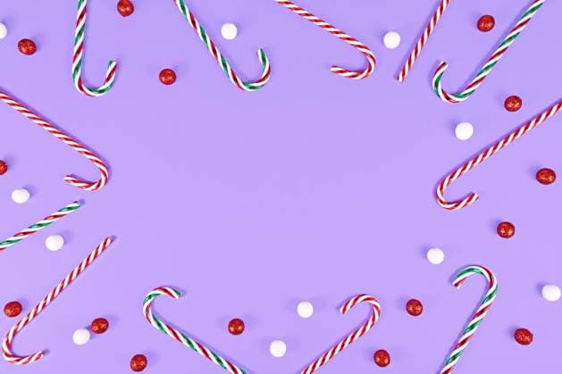  Weihnachten Zuckerstangen bilden Rahmen um lila Hintergrund mit Kopie Raum *** Christmas Candy Canes form Frame at purple Background with Copy Room Copyright: imageBROKER/Firn ibxmob08793661.jpg