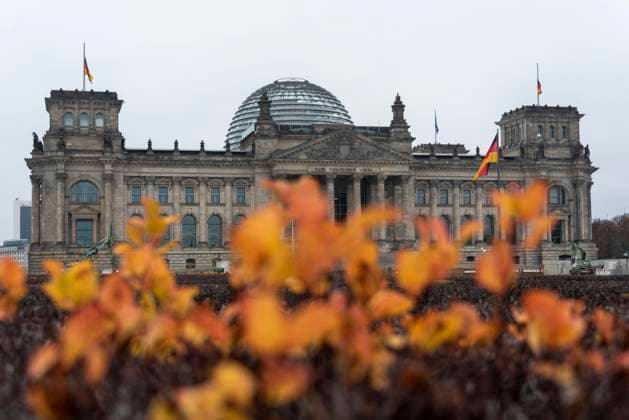 Reichstag, Sitz des Deutschen Bundestages, davor herbstlich verfärbte Hecke, Berlin, Deutschland, Europa *** Parliament, Seat of Germans Bundestag, before that autumnal discoloured Hedge, Berlin, Germany, Europe Copyright: imageBROKER StephanxSchulz ibxsns08799951.jpg