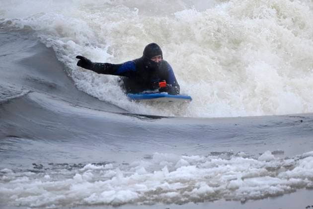 Kanada, Mann aus Montreal surft auf eisigem Sankt-Lorenz-Strom February 3, 2023, Montreal, PQ, Canada: Carlos Hebert Plante boogie boards on the St. Lawrence River in Montreal on Friday, February 3, 2023. Carlos Hebert Plante boogie boards all year even on days like today where the temperature dipped to -26 C. Montreal Canada  - ZUMAc35_ 20230203_zaf_c35_099 Copyright: xBernardxBraultx