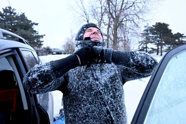 Kanada, Mann aus Montreal surft auf eisigem Sankt-Lorenz-Strom February 3, 2023, Montreal, PQ, Canada: Carlos Hebert Plante prepares to leave after boogie boarding on the St. Lawrence River in Montreal on Friday, February 3, 2023. Carlos Hebert Plante boogie boards all year even on days like today where the temperature dipped to -26 C. Montreal Canada  - ZUMAc35_ 20230203_zaf_c35_102 Copyright: xBernardxBraultx