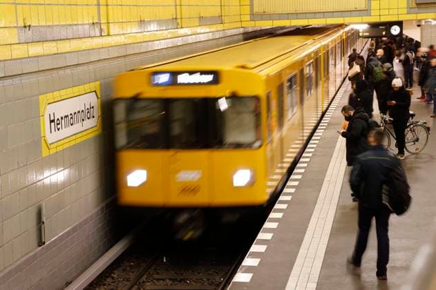 Einfahrender Zug am U-Bahnhof Hermannplatz, Umsteigebahnhof der Linien U7 und U8 in Neukölln. (Symbolbild, Themenbild) 03.02.2023 *** Arriving train at the underground station Hermannplatz, interchange station of the lines U7 and U8 in Neukölln symbol image, theme image 03 02 2023 Foto:xS.xGabschx xFuturexImage
