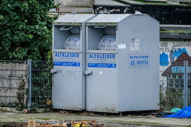 Düsseldorf 04.02.2023 Altkleider Mode Kleidercontainer Kleidersammlung Abfall Kleider Textilien Awista Müllabfuhr Container Wohlstand Gehfahr gefährlich Lebensgefahr Wohlstandsgesellschaft Wohlstandsmüll Überflussgesellschaft Überfluss Altkleidercontainer Bürgergeld Düsseldorf Nordrhein-Westfalen Deutschland *** Düsseldorf 04 02 2023 old clothes fashion clothes container clothes collection waste clothes textiles Awista waste collection container prosperity walking danger dangerous life danger prosperity society prosperity waste overflow society overflow old clothes container citizen money Düsseldorf North Rhine Westphalia Germany