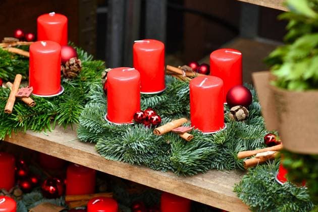  Traditionelle Adventskränze mit vier roten Kerzen und weihnachtlichen Dekorationen zum Verkauf auf einem Holzregal *** traditional Adventskränze with four Red Candles and christmasy Decorations to Sale at a Wooden shelf Copyright: imageBROKER/Firn ibxmob08789115.jpg