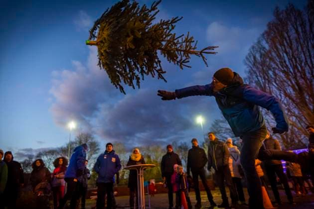 Bilder des Jahres 2023, News 02 Februar News Themen der Woche KW05 Weihnachtsbaumweitwurf Inoffizielle Weltmeisterschaften im Weihnachtsbaumweitwurf. Fast 130 mal sind die Bäume geflogen. Folgende Bestleistungen wurden dabei erzielt: Kleine Kinder: 3,10 Meter (Leya) Große Kinder: 7,00 Meter (Finn) Frauen: 5,80 Meter (Sandra) Männer: 6,30 Meter (Marcel) Bannewitz Sachsen GERMANY *** Christmas Tree Long Throw Unofficial World Championships in Christmas Tree Long Throw Almost 130 times the trees flew The following best performances were achieved Small children 3.10 meters Leya Large children 7.00 meters Finn Women 5.80 meters Sandra Men 6.30 meters Marcel Bannewitz Saxony GERMANY