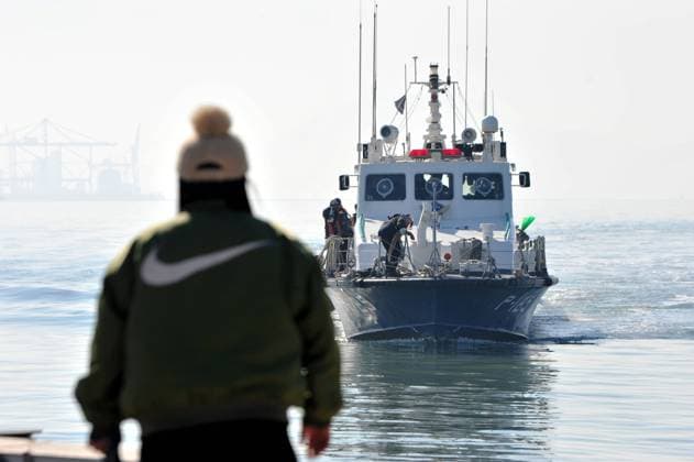 Bilder des Jahres 2023, News 02 Februar News Themen der Woche KW05 News Bilder des Tages Südkorea, Verletzte und Vermisste nach Bootsunglück (230205) -- MOKPO, Feb. 5, 2023 -- A boat carrying rescued fishermen from a capsized fishing boat is pictured at a port in Mokpo city, South Jeolla province, South Korea, on Feb. 5, 2023. Nine people went missing as a fishing boat capsized in the waters off southwestern South Korea, Yonhap news agency reported on Sunday. ( via Xinhua) SOUTH KOREA-CAPSIZED FISHING BOAT NEWSIS 