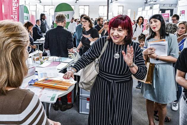 Berlintag - Berlin auf der Suche nach Lehrern und Erziehern *** NUR FÜR REDAKTIONELLE ZWECKE *** EDITORIAL USE ONLY ***<p>Berlin auf der Suche nach Lehrern und Erziehern: Viele Menschen besuchen den Berlintag, Astrid-Sabine Busse, Berliner Senatorin für Bildung, Jugend und Familie, spricht auf der Messe mit Besuchern, fotografiert am 10.September 2022 in Berlin. Deutschland Berlin Berlin Copyright: MaurizioxGambarini *** Berlin Day Berlin in search of teachers and educators EDITORIAL USE ONLY p Berlin in search of teachers and educators Many people attend Berlin Day, Astrid Sabine Busse, Berlin Senator for Education, Youth and Family, talks to visitors at the fair, photographed on September 10, 2022 in Berlin Germany Berlin Copyright Maur Copyright: MaurizioxGambarini doc7motwhfcn9yjv1s7i0o ,EDITORIAL USE ONLY