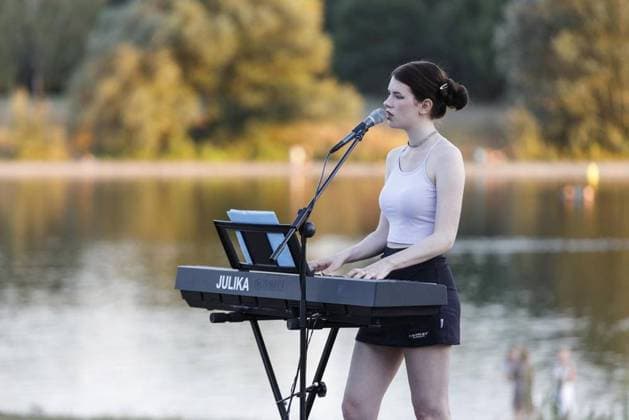 Sommerkino am Auesee *** NUR FÜR REDAKTIONELLE ZWECKE *** EDITORIAL USE ONLY ***<p>Sängerin Julika bei Sommerkino am Auesee am Donnerstag, 11. August 2022 in Wesel. Foto : Ant Palmer FUNKE Foto Services< p> Freizeit, Lifestyle Wesel Copyright: AntxPalmer *** Summer cinema at the Auesee FOR EDITORIAL PURPOSES ONLY EDITORIAL USE ONLY p Singer Julika at summer cinema at the Auesee on Thursday, August 11, 2022 in Wesel Foto Ant Palmer FUNKE Foto Services p Leisure, Lifestyle Wesel Copyright AntxPalmer Copyright: AntxPalmer doc7m9j5gxpo2v1auuyt3ud ,EDITORIAL USE ONLY